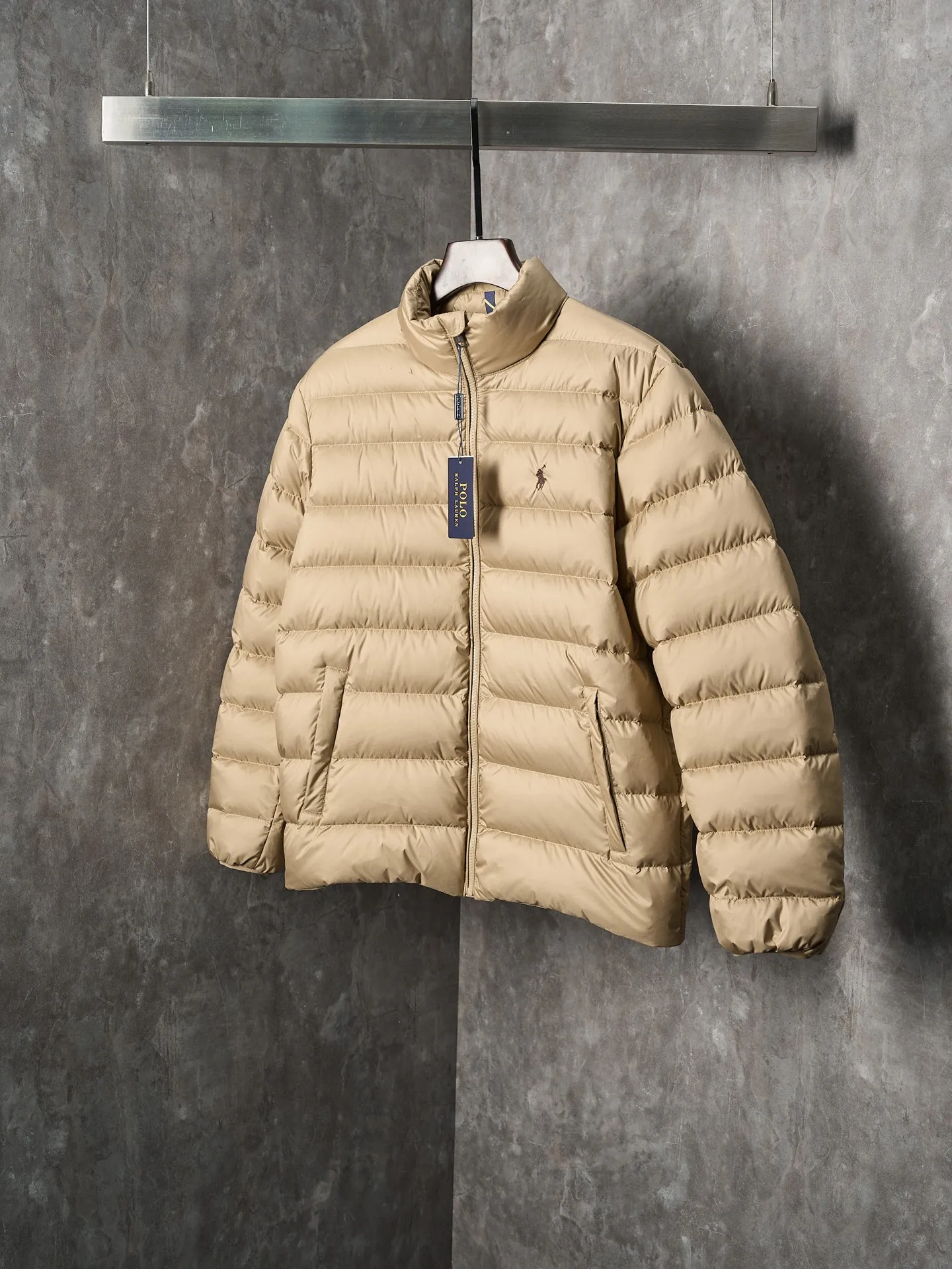 P900 Actual hanging auction】Ralph Lauren/Ralph Lauren pony logo embroidered ribs lightweight down jacket [Ready stock] S M L XL high-quality filling: 90 white duck down is selected, weighing 260g, ensuring excellent thermal insulation performance. After strict screening and processing, the velvet is not easy to drill, ensuring durability. The nylon fabric has good windproof and waterproof properties, which can effectively block the intrusion of wind and rain from the outside. It keeps the interior dry and is suitable for wearing in humid or rainy environments.  The red label on the chest is made with an imported MECLO embroidery machine. The original pattern is scanned first, and then high-quality silk thread is used to make a pattern. The density effect is adjusted by continuous pattern making.  Exquisite details: the zipper design is simple and elegant, easy to operate; the closing design of the cuffs and hem effectively prevents the intrusion of cold wind, improving the warmth and comfort of wearing.  All the hangtags, wash marks, air holes, and four-button buttons are all custom-made using original one-to-one molds.